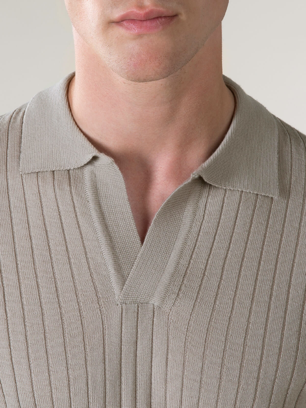 Shortsleeve Buttonless Ribbed Polo Greige