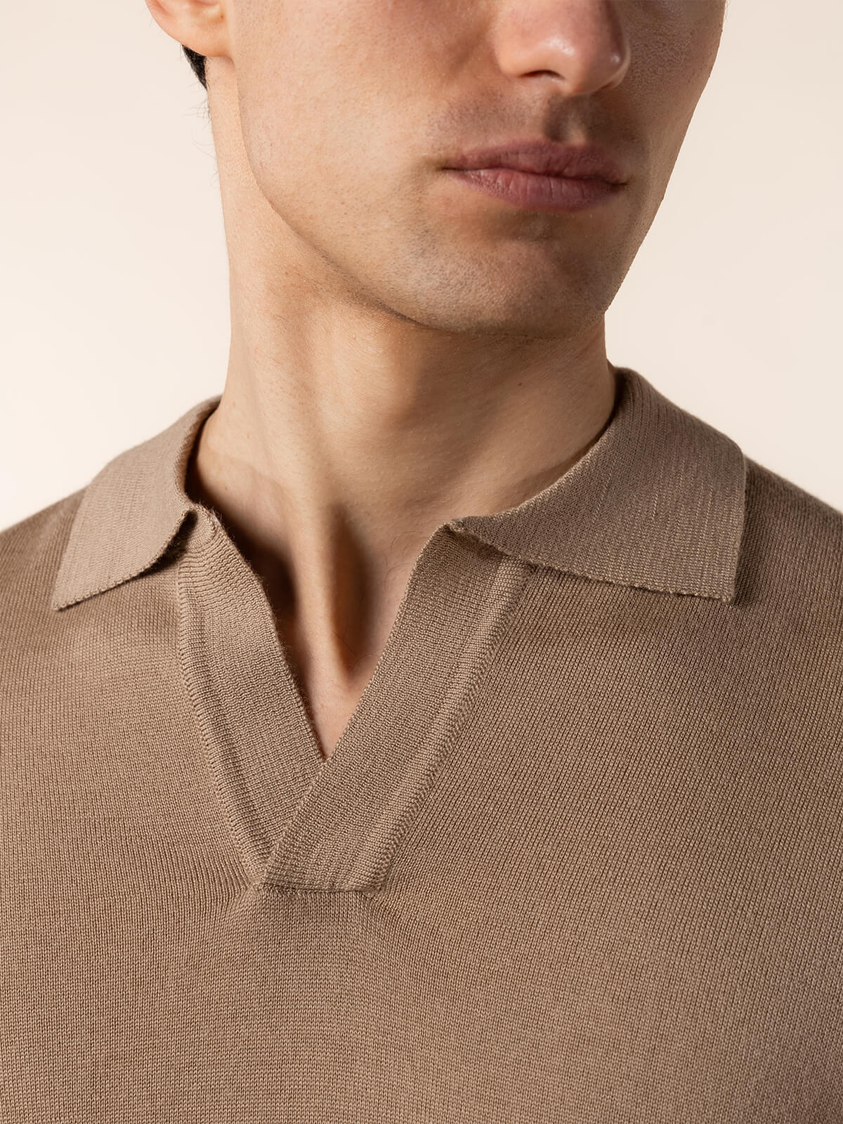 Extrafine Merino Buttonless Polo Hazelnut