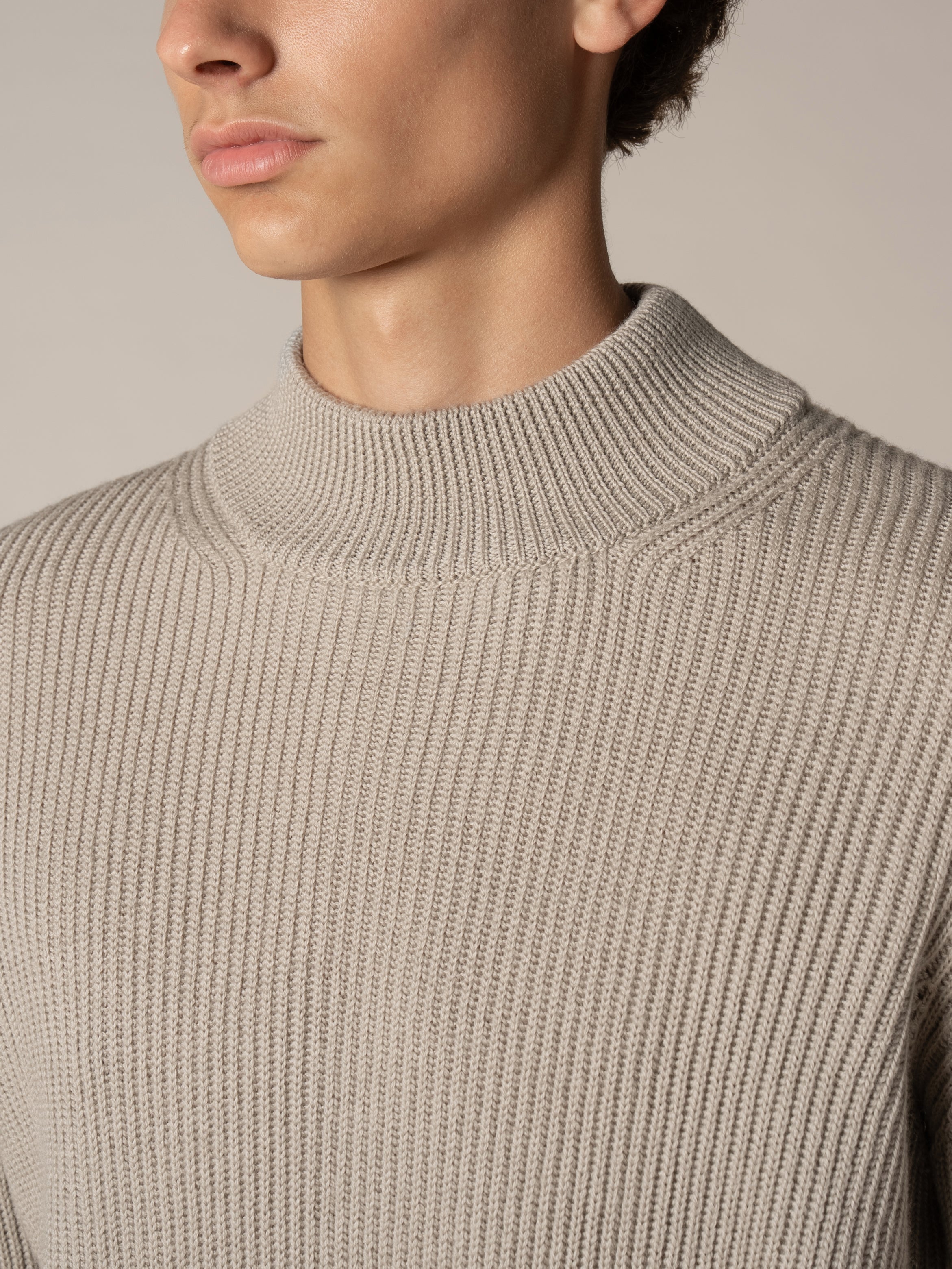 Costa Inglese Mockneck Greige